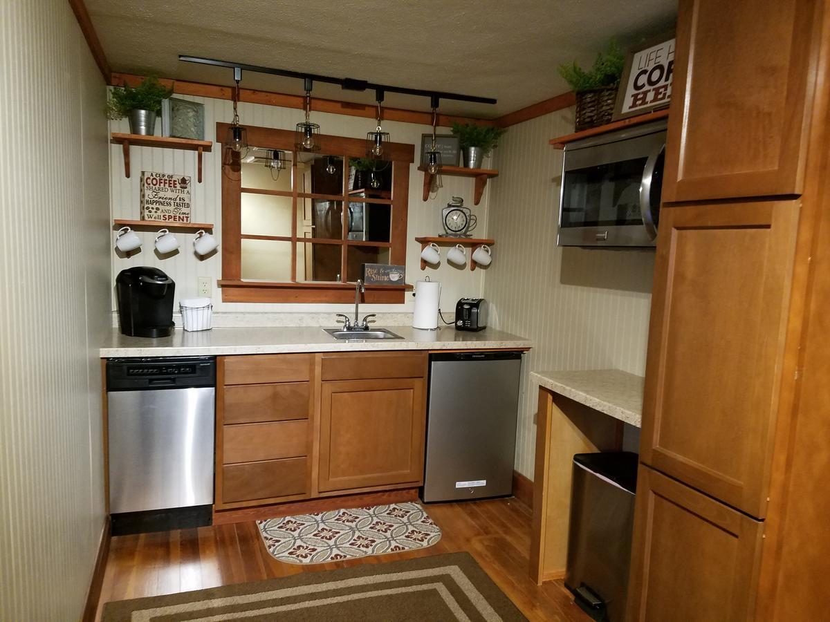 Hocking Hills Inn Лоуган Екстериор снимка