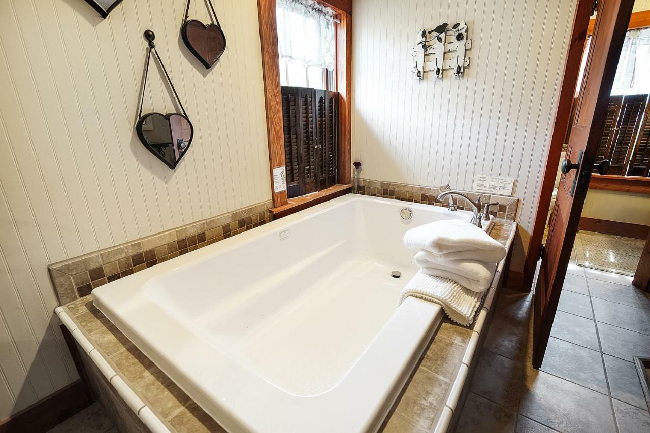 Hocking Hills Inn Лоуган Екстериор снимка